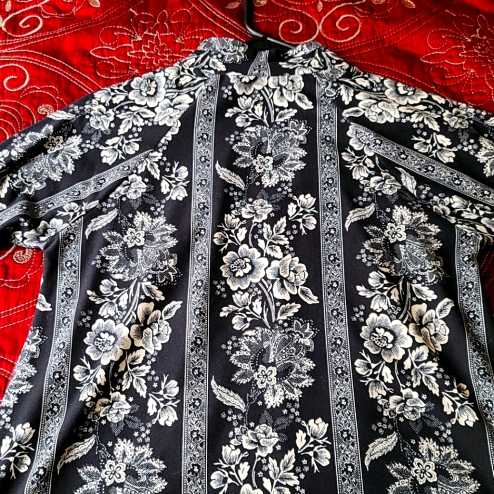 High collar Keyhole Blouse - Picture 3 of 4
